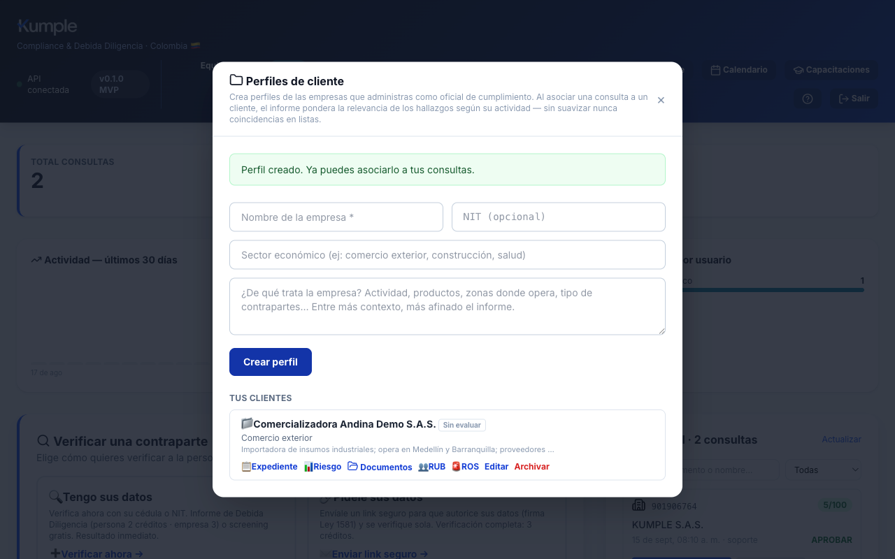 Módulo Clientes de Kumple con un perfil creado y sus botones de expediente, riesgo, documentos, RUB y ROS